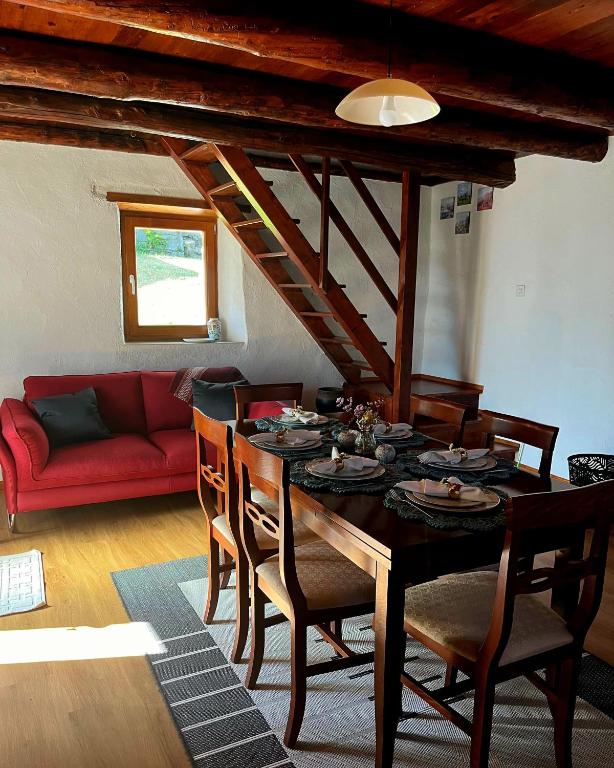 Spazi accoglienti, dettagli rustici e scorci sul paesaggio del Lago Maggiore.