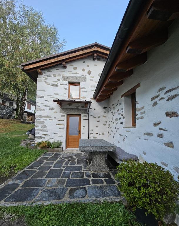 Spazi accoglienti, dettagli rustici e scorci sul paesaggio del Lago Maggiore.