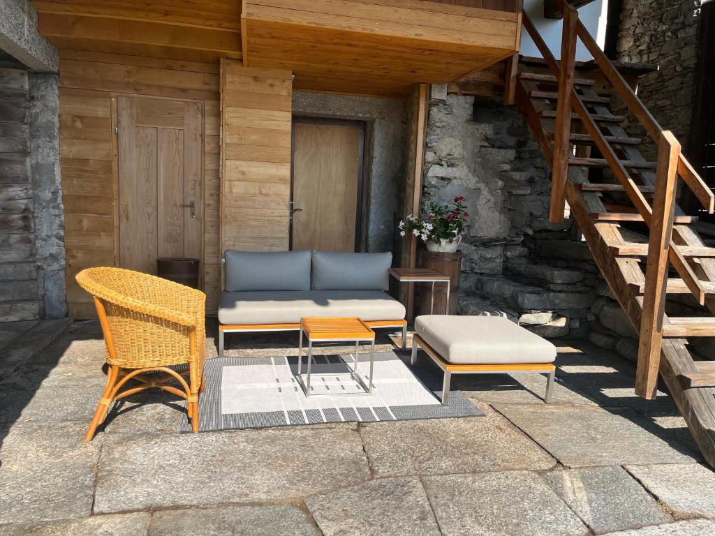 Spazi accoglienti, dettagli rustici e scorci sul paesaggio del Lago Maggiore.